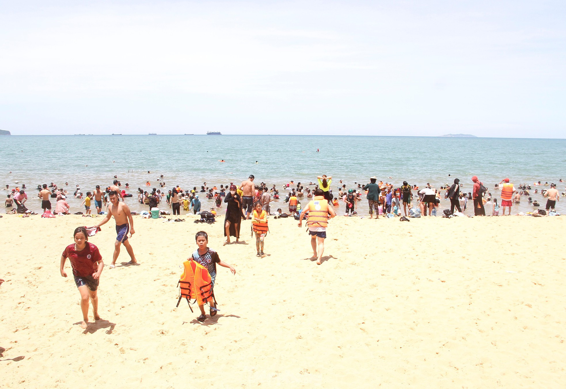 Bãi biển đông nghịt người xuống tắm ‘xả xui’ giữa trưa Tết Đoan Ngọ ảnh 9
