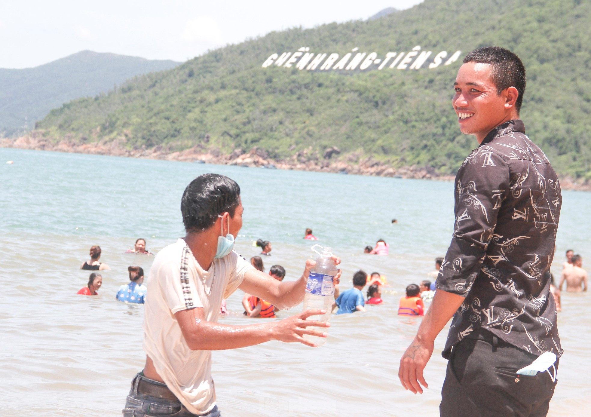 Bãi biển đông nghịt người xuống tắm ‘xả xui’ giữa trưa Tết Đoan Ngọ ảnh 5