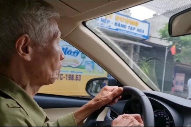Cấp đổi bằng lái xe: Không chỉ người cao tuổi mới cần giấy khám sức khỏe - 1