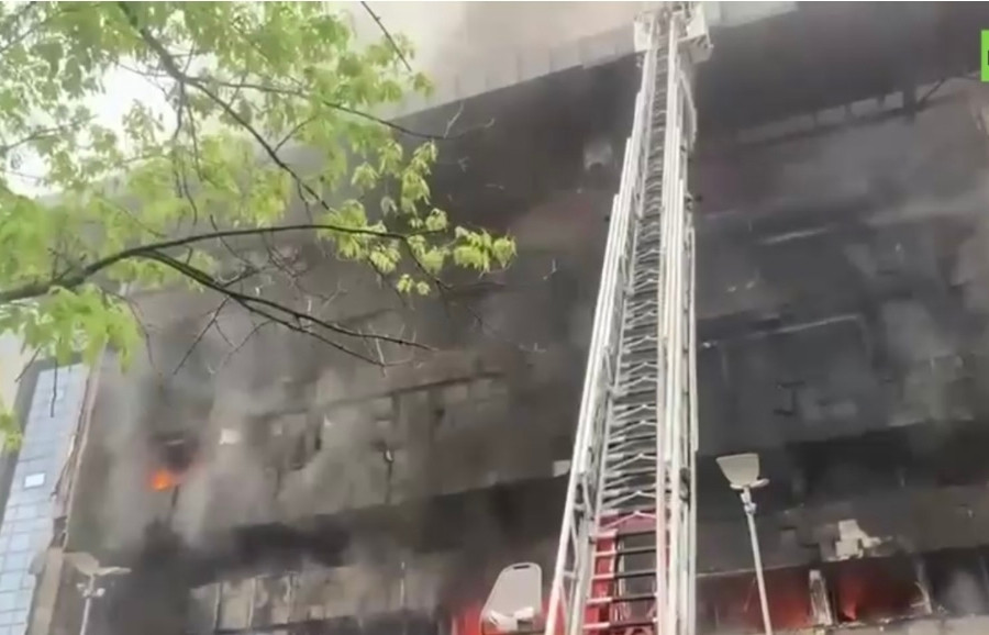 Tòa nhà thương mại ở Moscow bốc cháy