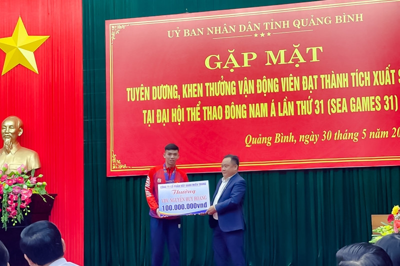 Đất Xanh Miền Trung thưởng 130 triệu đồng cho VĐV Quảng Bình dự SEA Games