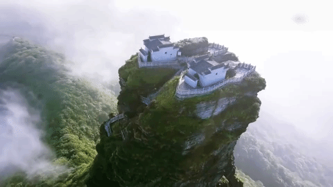 2 ngôi chùa cổ cheo leo hơn 2.000 mét giữa mây trời ở Trung Quốc