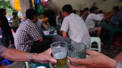 Khách nước ngoài giật mình về giá bia hơi ở Hà Nội: Không thể như thế, chuyện gì lạ vậy! - Ảnh 1.