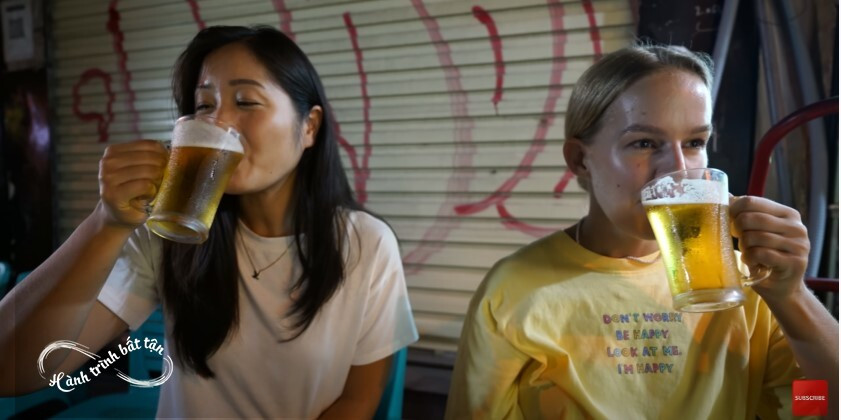 Khách nước ngoài giật mình về giá bia hơi ở Hà Nội: Không thể như thế, chuyện gì lạ vậy! - Ảnh 2.
