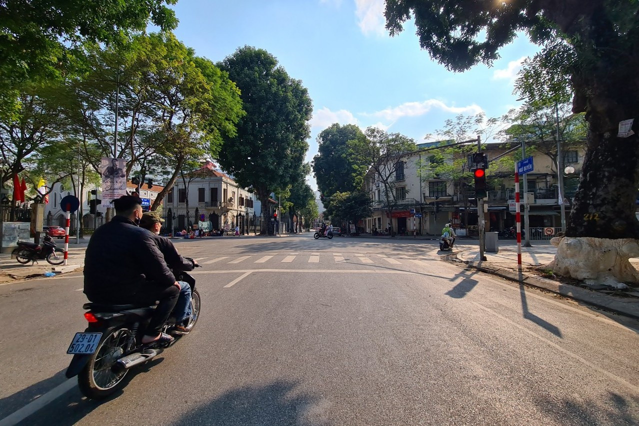 Lai xe qua giao lo an toan anh 1