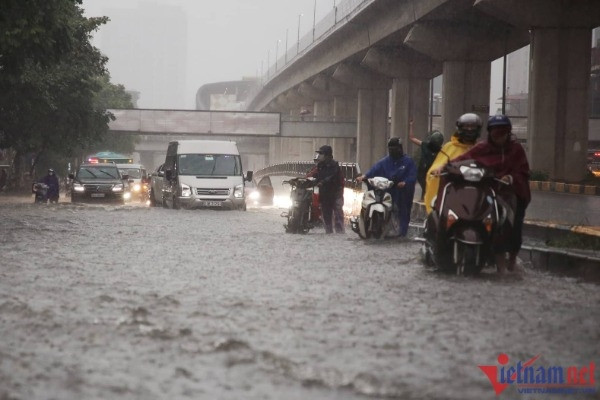 Vì sao cứ mưa to là đường phố Hà Nội thành sông?