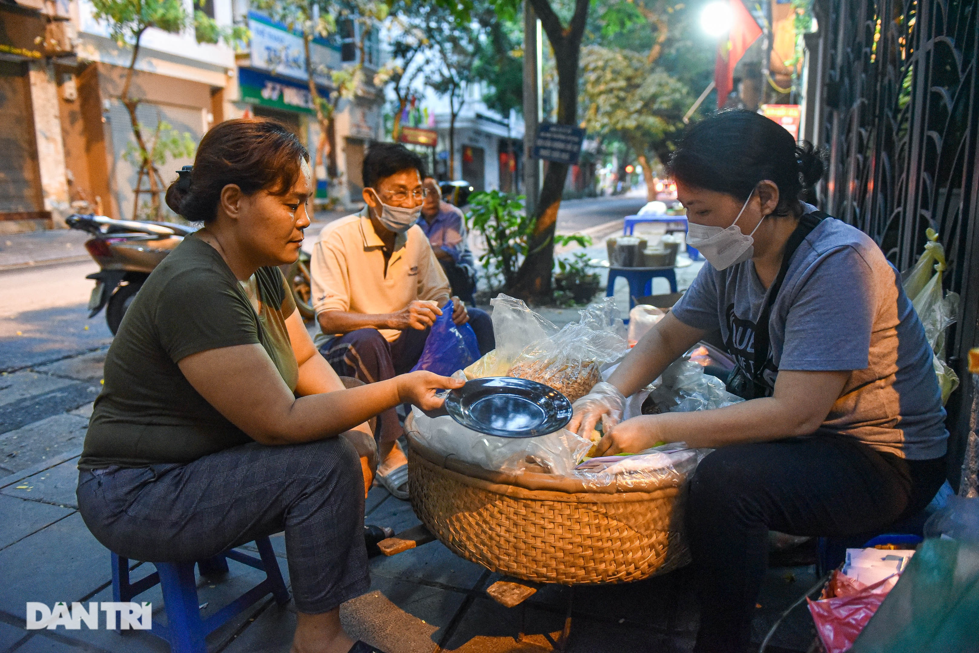 Ngôi làng thức giấc lúc 2h sáng bán đồ diệt sâu bọ ở Hà Nội - 8