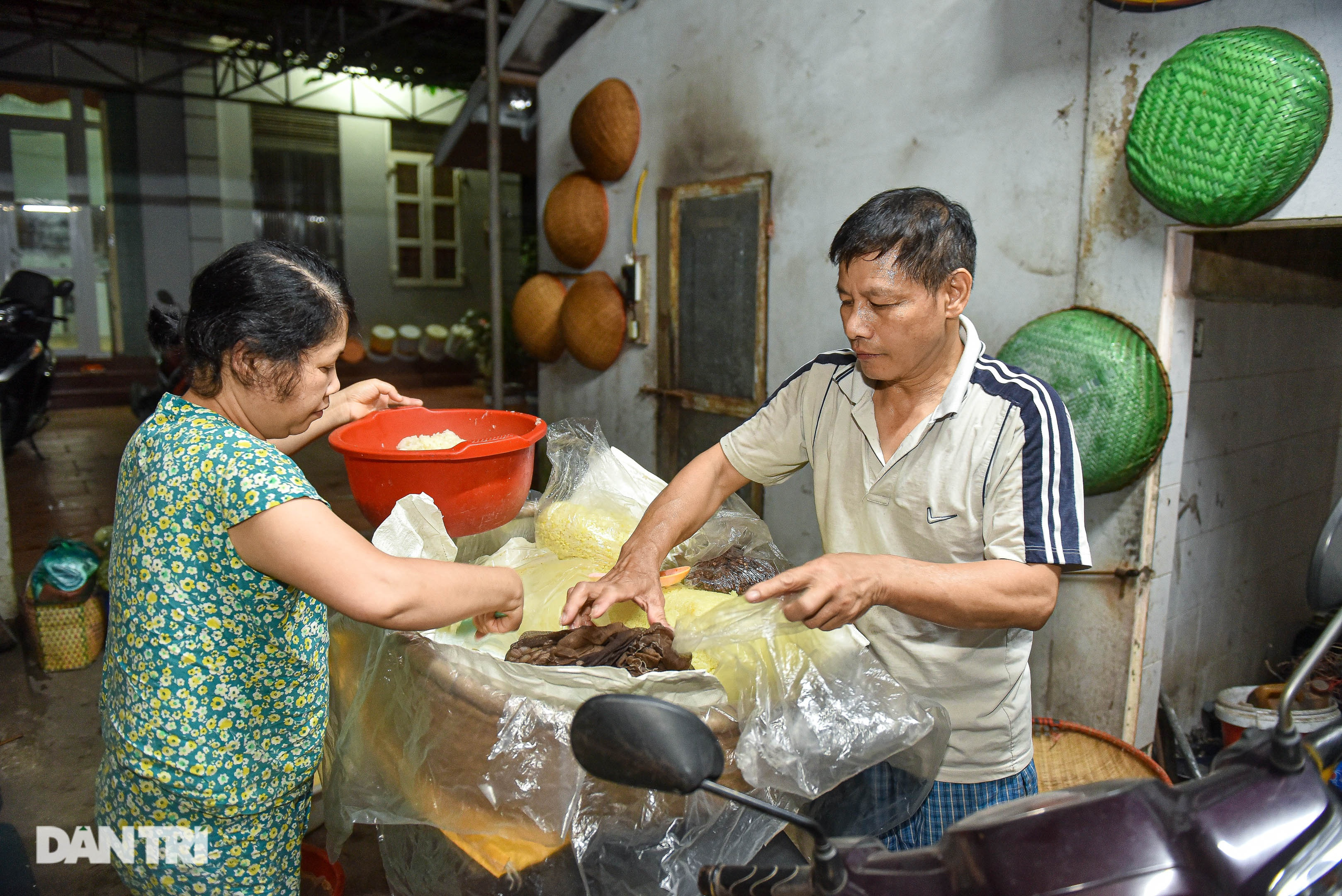 Ngôi làng thức giấc lúc 2h sáng bán đồ diệt sâu bọ ở Hà Nội - 2