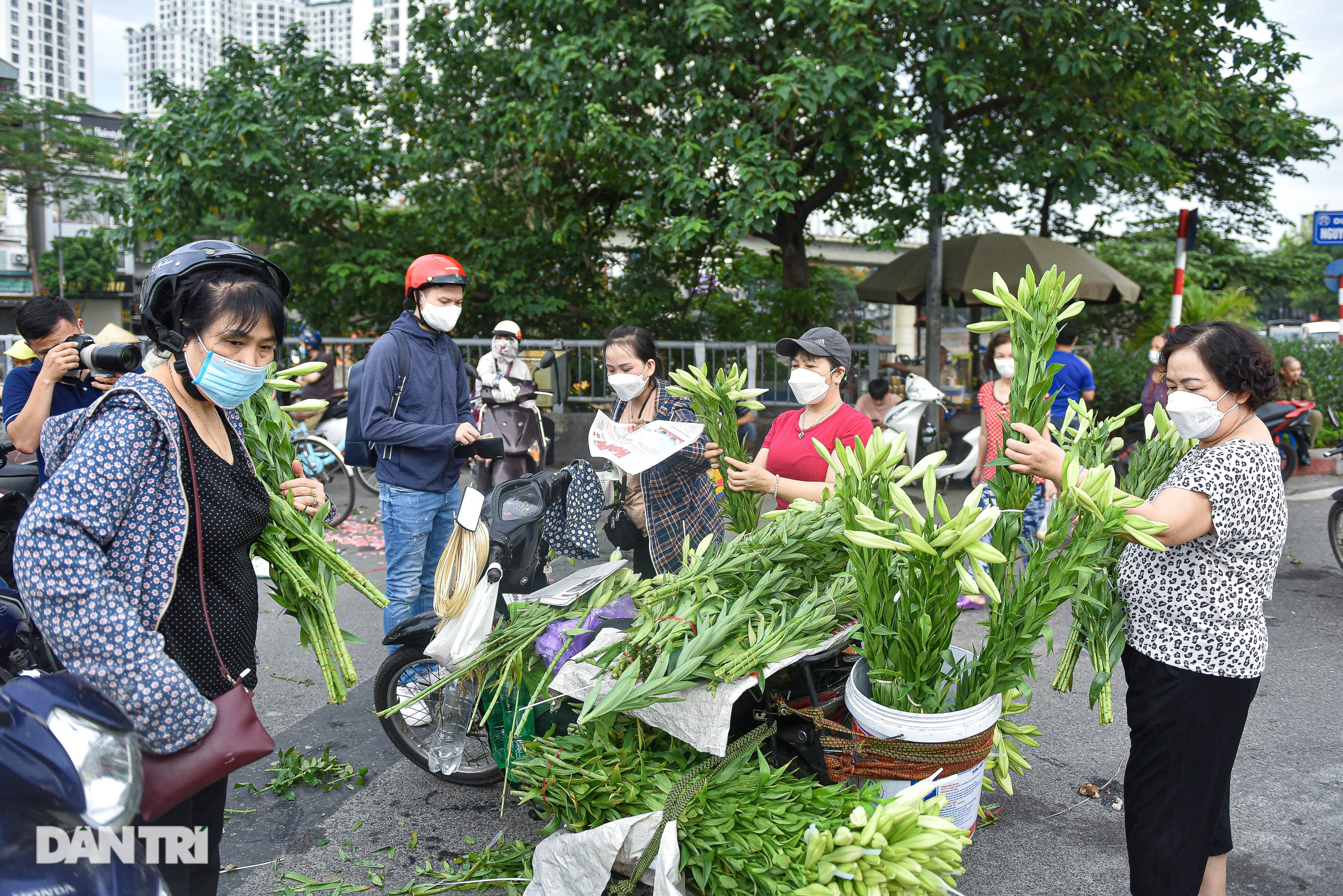 Ngôi làng thức giấc lúc 2h sáng bán đồ diệt sâu bọ ở Hà Nội - 14