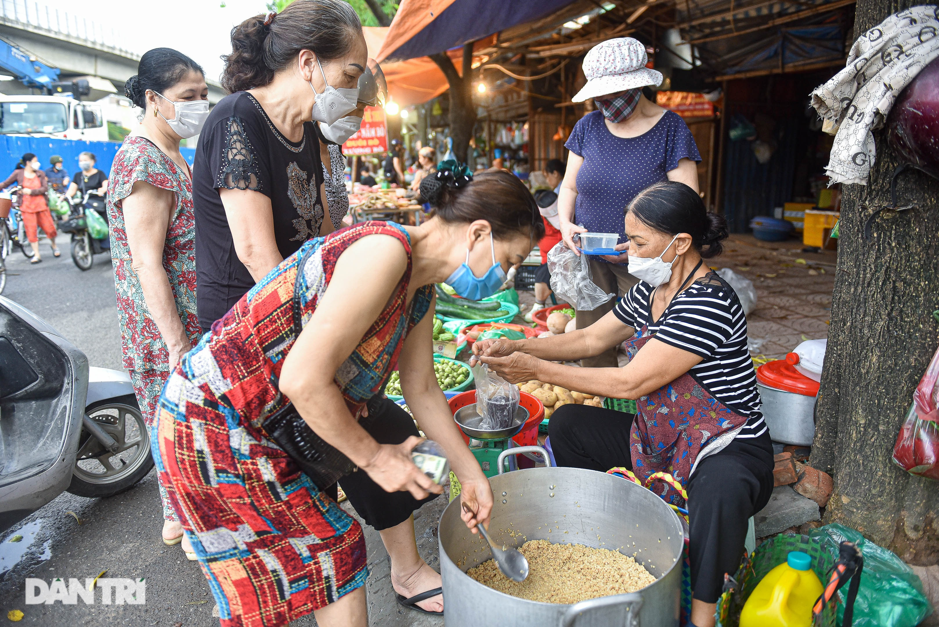 Ngôi làng thức giấc lúc 2h sáng bán đồ diệt sâu bọ ở Hà Nội - 13