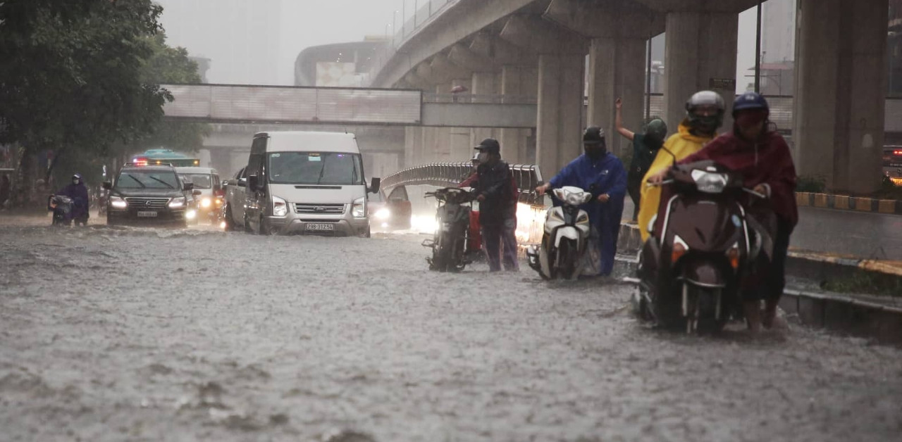 Why does every heavy rain turn the streets of Hanoi into rivers?