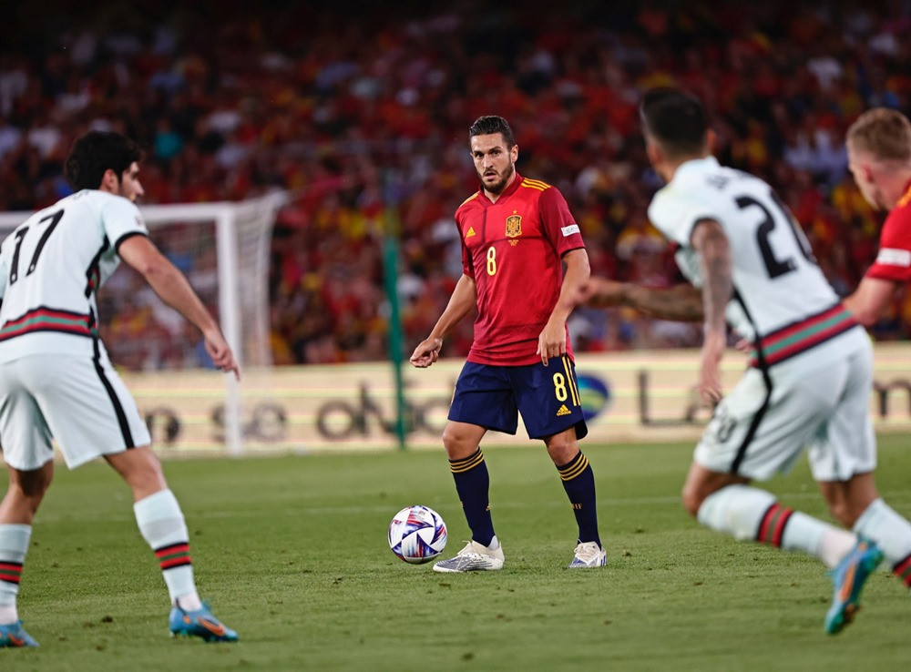 Hàng thủ Tây Ban Nha thi đấu kín kẽ, song "những chú bò tót" vẫn không thể bảo vệ thành quả