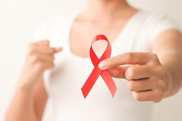 Đi khám viêm họng, cô gái phát hiện bị ung thư máu