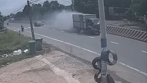 Ô tô con húc đuôi xe tải bốc khói trắng nghi ngút dừng giữa đường
