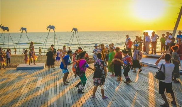 Foreign arrivals surge by 6.8 times in six months hinh anh 1