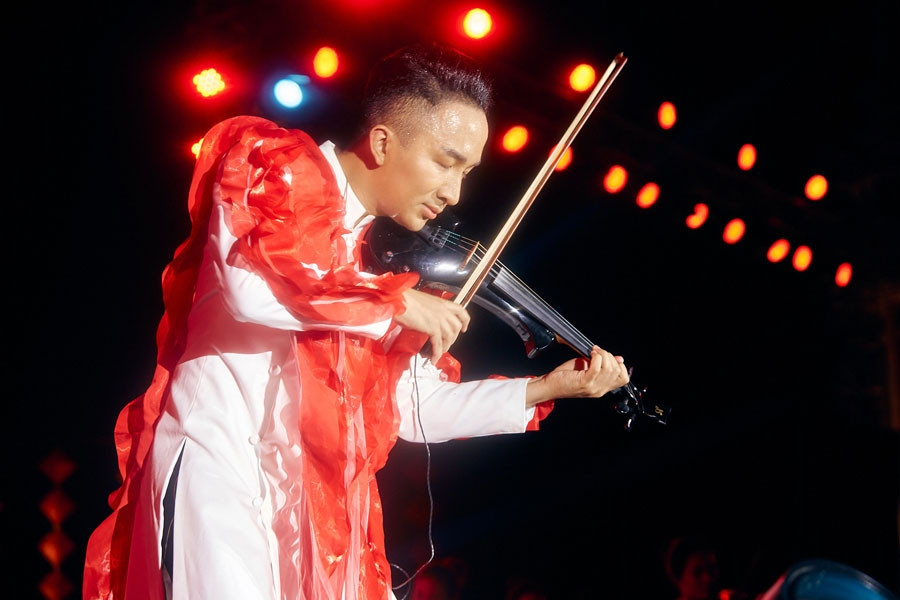 Lãng tử violin Hoàng Rob biến hoá đương đại 'Ở trọ' cùng Hà Lê