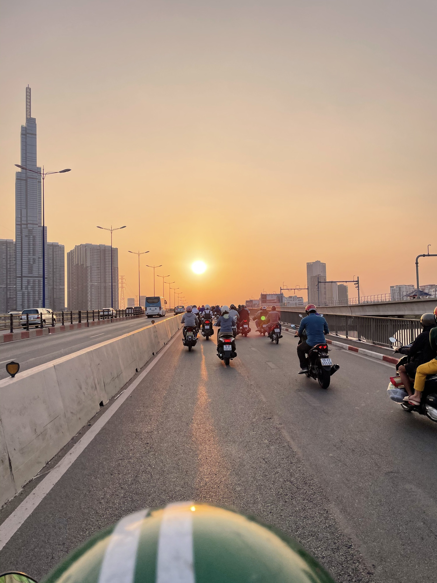 Không nơi nào dễ kiếm tiền như ở TP HCM - Ảnh 1.