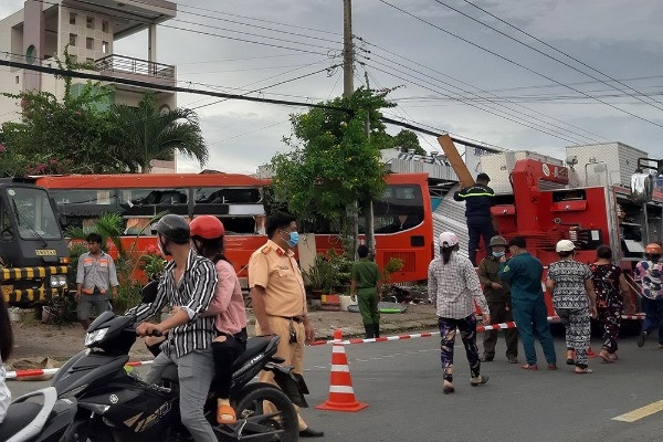 Xe khách Phương Trang lao vào quán cà phê, 1 người chết, 3 bị thương