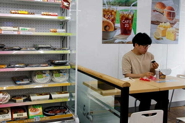 Giá tăng khiến dân văn phòng Hàn Quốc chỉ dám ăn mì tôm