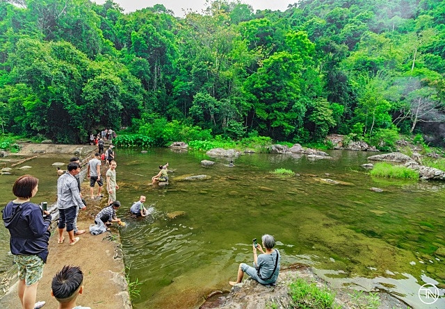 Nóng đỉnh điểm, rủ nhau 'trốn' về khu rừng mát lành tuyệt đẹp cách Hà Nội hơn 100km