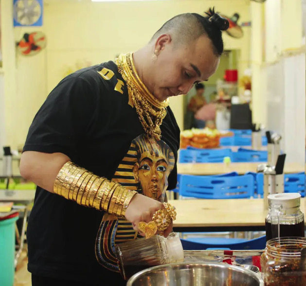 Bi mat it biet ve chu quan deo gan 100kg vang tren nguoi-Hinh-9