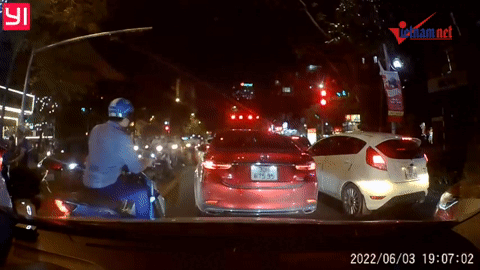 Để ô tô trôi vào đầu xe phía sau, nữ tài xế vẫn trách cứ nạn nhân