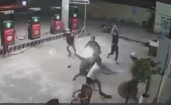 Nhóm thanh niên chém dã man 1 người tại cây xăng ở Bình Thuận