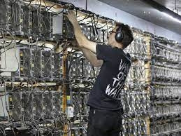Revenue drops to a record, Bitcoin miners are still trying to plug in