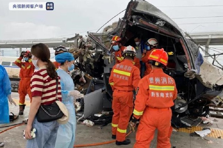 Tàu cao tốc ở Trung Quốc gặp nạn, nhiều người thương vong