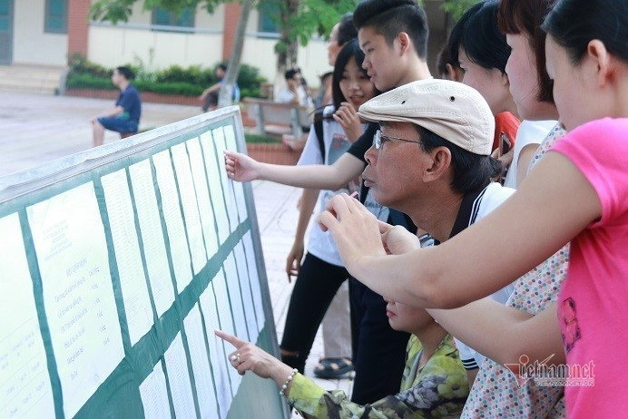 Application documents for 10th grade in private schools in Hanoi skyrocketed