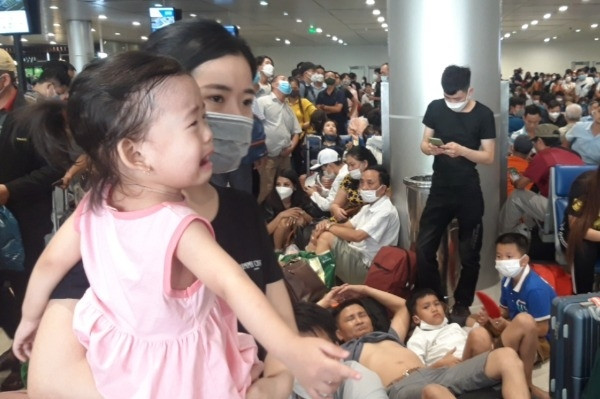 Flights are continuously delayed, guests linger from morning to afternoon at Tan Son Nhat
