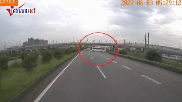 Bắc Giang: Xe khách đi ngược chiều, nhập làn vào cao tốc 