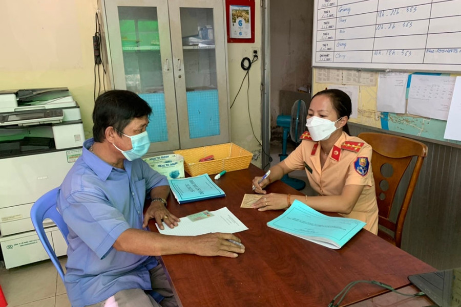 Xử lý tài xế xe buýt ngang nhiên vượt đèn đỏ tại giao lộ đông đúc ở TP.HCM