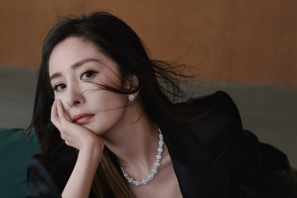 Dương Mịch quý phái, đầy mê hoặc trên bìa tạp chí