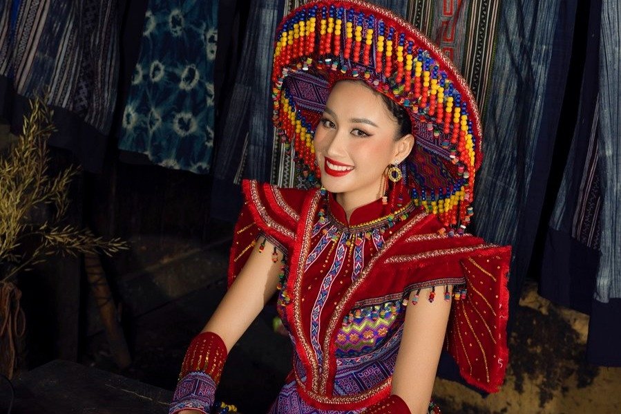 Ấn tượng với trang phục dân tộc dự thi Miss Global 2022 của Đoàn Hồng Trang
