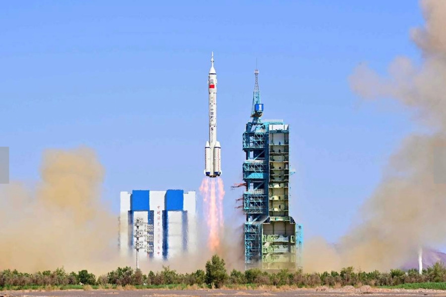 Trung Quốc đưa 3 nhà du hành lên trạm vũ trụ