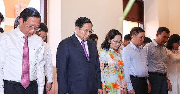 Thủ tướng dâng hương tưởng nhớ Chủ tịch Hồ Chí Minh
