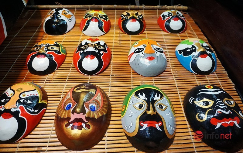 Nghệ nhân U70 vẽ mặt nạ thời gian 'độc, lạ' ở phố Hội