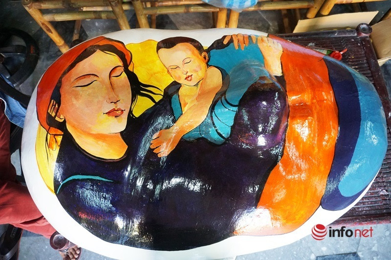 Nghệ nhân U70 vẽ mặt nạ thời gian 'độc, lạ' ở phố Hội