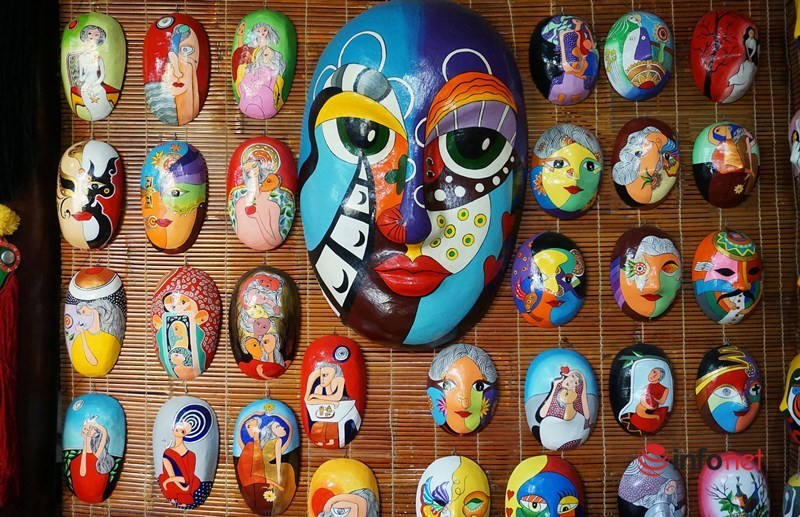 Nghệ nhân U70 vẽ mặt nạ thời gian 'độc, lạ' ở phố Hội