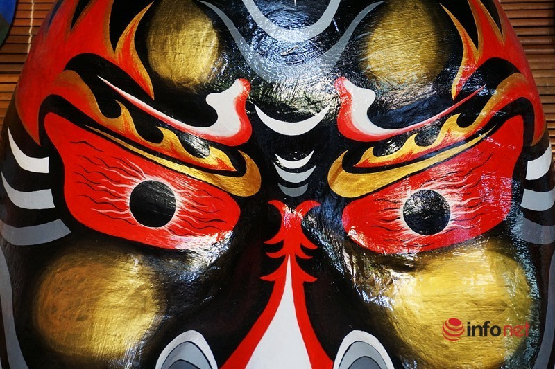 Nghệ nhân U70 vẽ mặt nạ thời gian 'độc, lạ' ở phố Hội