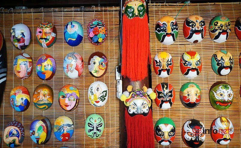 Nghệ nhân U70 vẽ mặt nạ thời gian 'độc, lạ' ở phố Hội