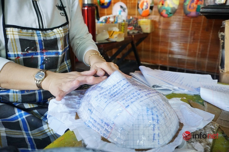 Nghệ nhân U70 vẽ mặt nạ thời gian 'độc, lạ' ở phố Hội