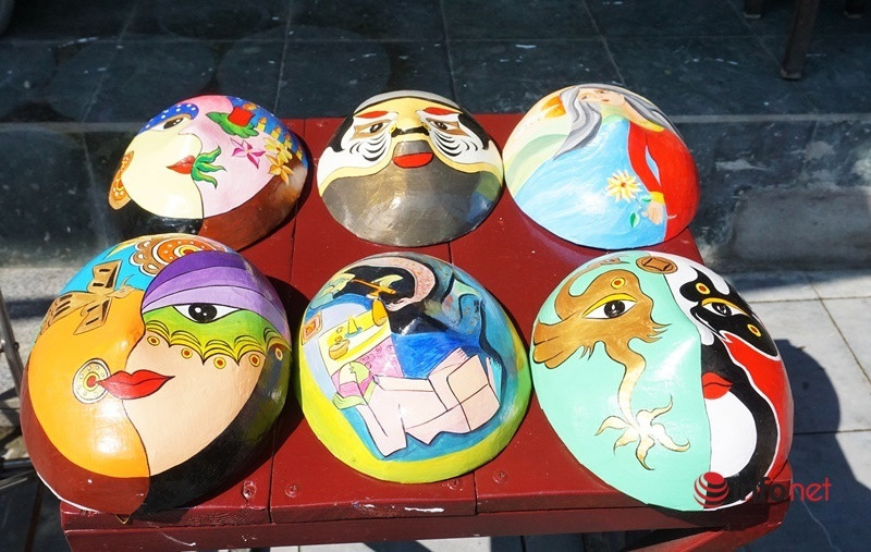 Nghệ nhân U70 vẽ mặt nạ thời gian 'độc, lạ' ở phố Hội