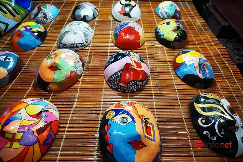 Nghệ nhân U70 vẽ mặt nạ thời gian 'độc, lạ' ở phố Hội