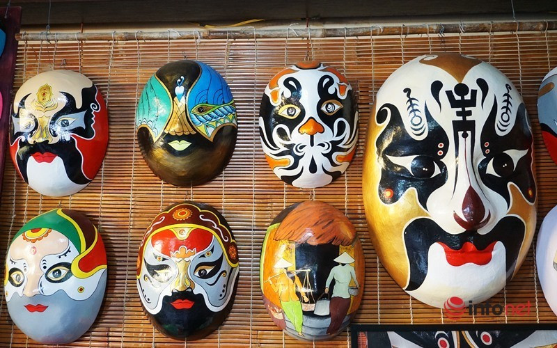 Nghệ nhân U70 vẽ mặt nạ thời gian 'độc, lạ' ở phố Hội