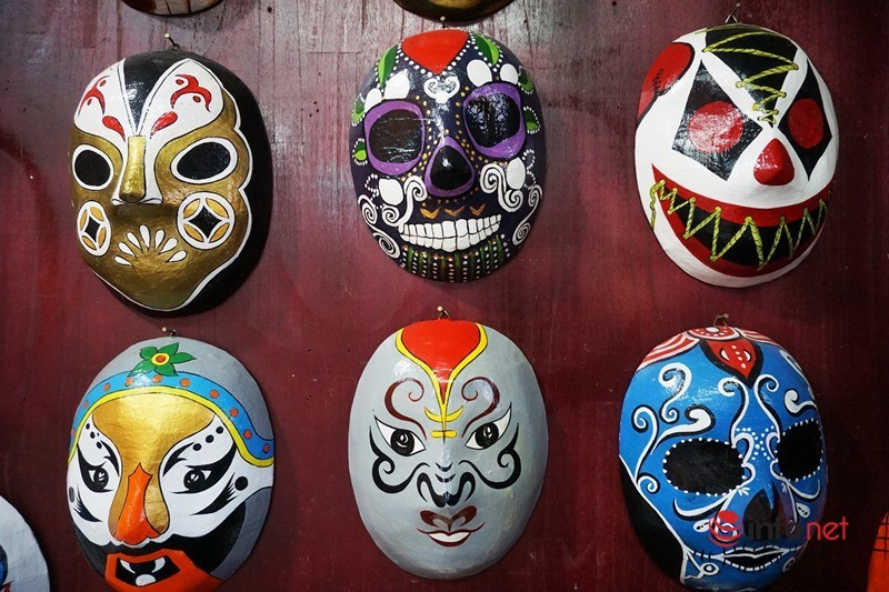 Nghệ nhân U70 vẽ mặt nạ thời gian 'độc, lạ' ở phố Hội