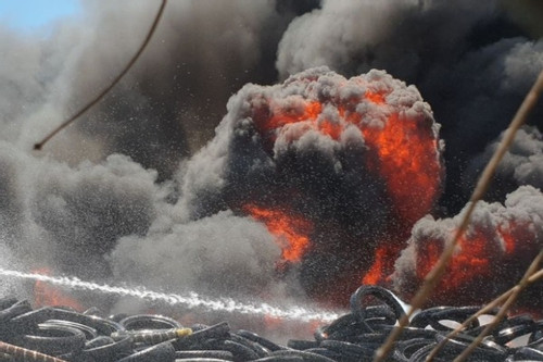 Xưởng lốp xe ở TP.HCM cháy dữ dội, khói đen cuồn cuộn một vùng trời