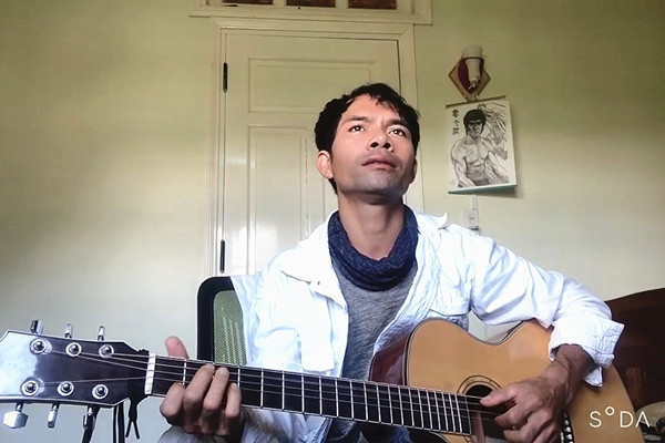 Ya Suy đàn hát 'Ngày chưa giông bão' sau khi rời showbiz