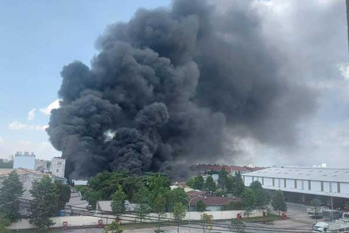 Cháy lớn bãi xe ở TP.HCM